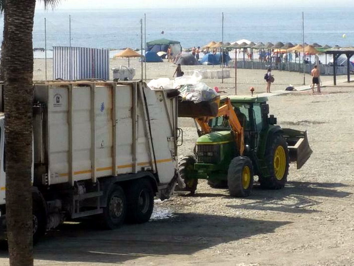 Operarios de limpieza de playas de Almucar retiran 25 toneladas de residuos tras la Noche de San Juan  